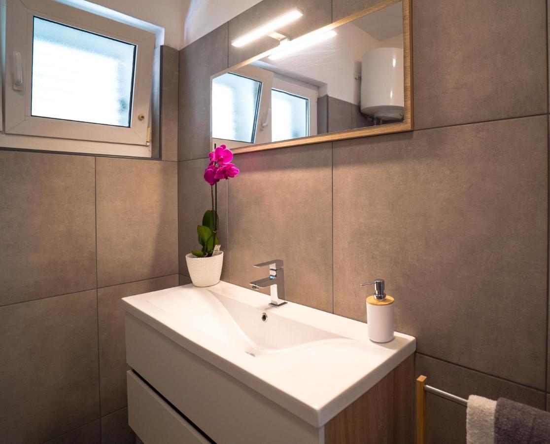 Sea Lover Apartment Zara Esterno foto